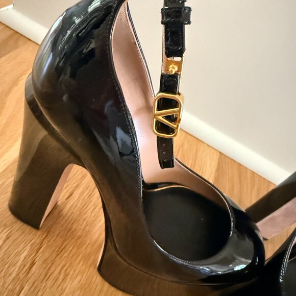 BRAND NEW Valentino black patent leather shoe - Picture 4 of 8